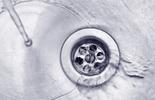 rubinetto con flusso acqua