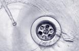 rubinetto con flusso acqua