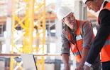 due operatori in cantiere con DPI
