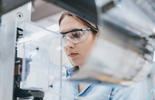 Donna che opera in un impianto industriale