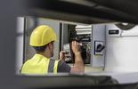 Tecnico che lavora con impianto elettrico
