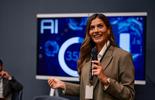 donna che tiene uno speech su intelligenza artificiale