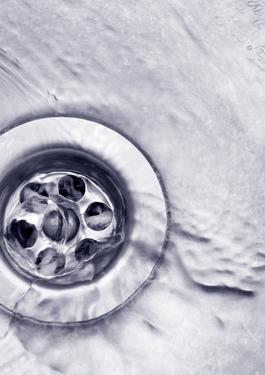 rubinetto con flusso acqua
