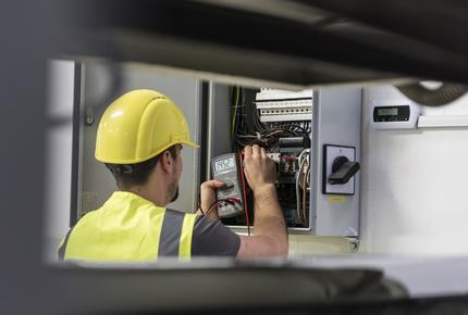 Tecnico che lavora con impianto elettrico